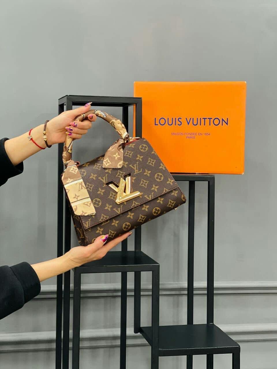 Mélie handbag Louis Vuitton Brown in Plastic - 31837606