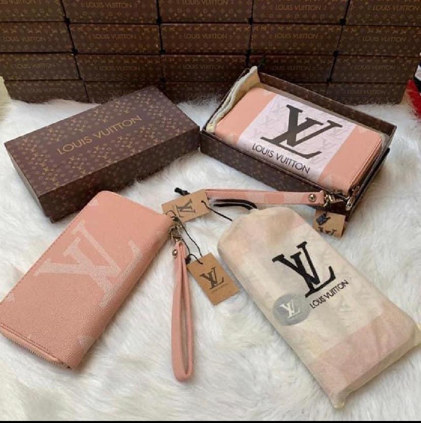 Leather clutch bag Louis Vuitton Pink in Leather - 23859807